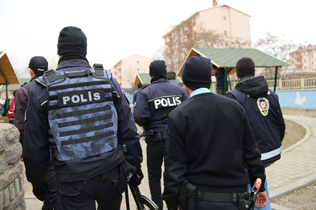 kars-polisi-cocuklarimizin-guvenligi-icin-calisiyor-(2).jpg