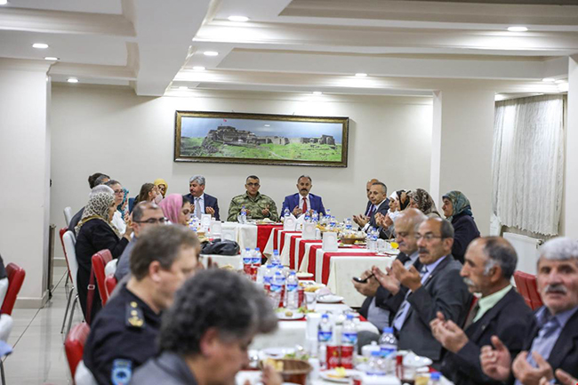 kars-polisi-sehit-yakinlari-ve-gaziler-onuruna-iftar-verdi-(1).jpeg