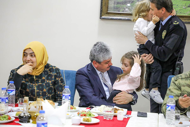 kars-polisi-sehit-yakinlari-ve-gaziler-onuruna-iftar-verdi-(3).jpeg