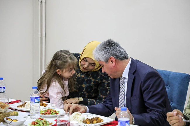 kars-polisi-sehit-yakinlari-ve-gaziler-onuruna-iftar-verdi-(4).jpeg