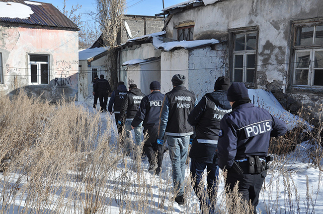 kars-polisinden-narkotik-operasyonu-(1).jpg
