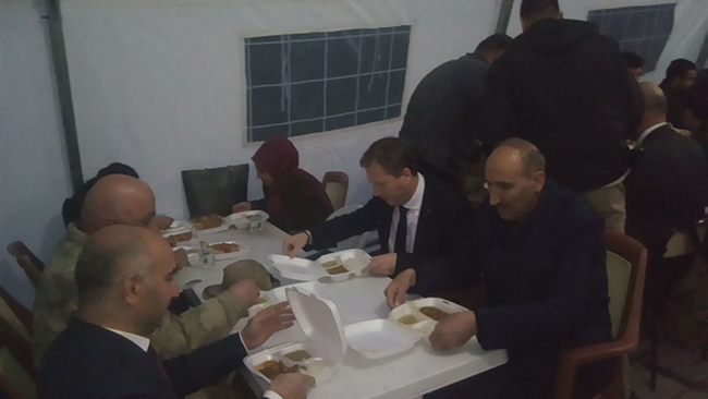 kars-protokolu-harakani-sofrasinda-iftar-acti-(2).jpg