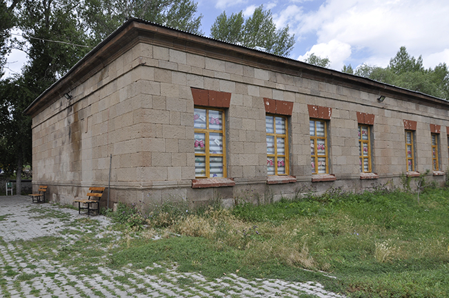 kars-sahnalar-ilkokulu-142-yildir-hizmet-veriyor-(2).jpg