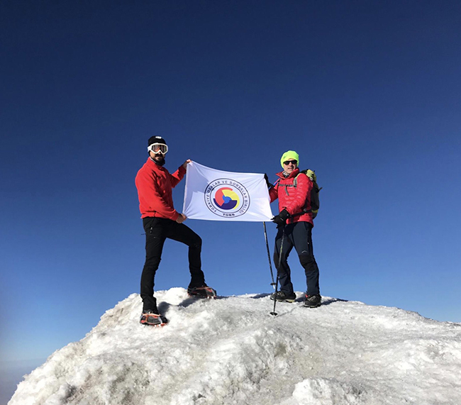 kars-ticaret-ve-sanayi-odasinin-bayragi-agri-dagi’nin-zirvesinde!-(2).jpg