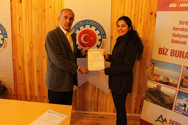 kars-tso’da-dis-ticaret-egitimi-alanlara-sertifikalari-dagitildi-(4).jpg