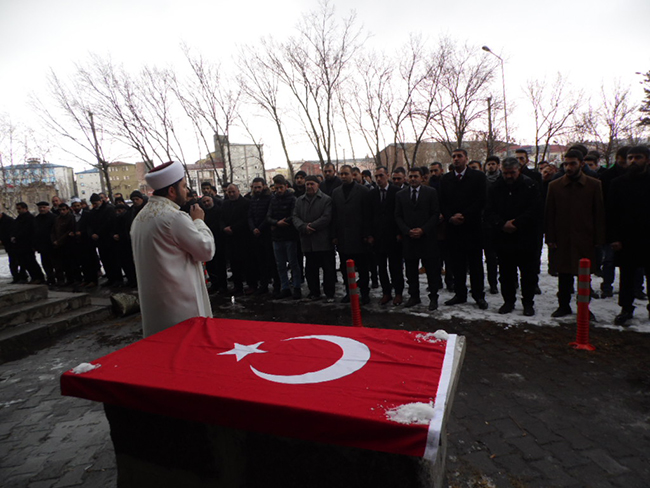 kars-ulku-ocaklarindan-istanbul-sehitleri-icin-giyabi-cenaze-namazi-(2).jpg