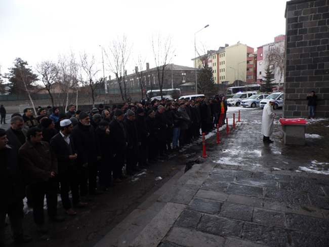 kars-ulku-ocaklarindan-istanbul-sehitleri-icin-giyabi-cenaze-namazi-(3).jpg
