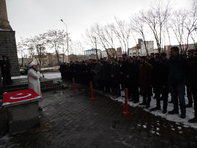 kars-ulku-ocaklarindan-istanbul-sehitleri-icin-giyabi-cenaze-namazi-(4).jpg