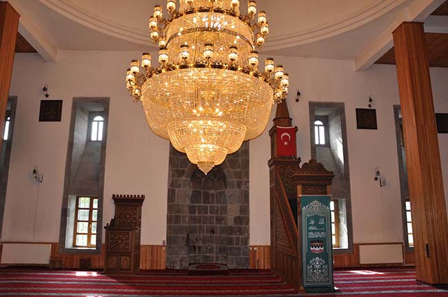 kars-ulu-cami’de-ermeniler-285-turk’u-diri-diri-yakmis-(3).jpg
