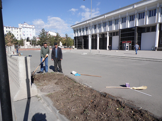 kars-valiligi-onundeki-cicekler-sokuluyor-(3).jpg