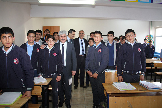kars-valisi-rahmi-dogan,-anadolu-imam-hatip-lisesini-ziyaret-etti-(7).jpg