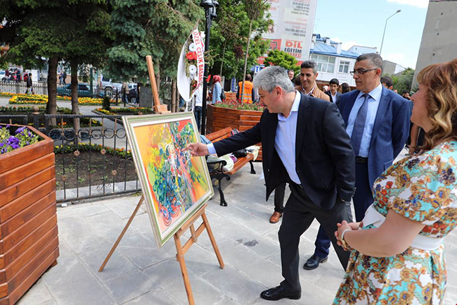 kars-valisi-rahmi-dogan,-resim-sergisinin-acilisini-yapti-(2).jpg