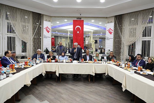 kars-valisi-rahmi-dogan,-sehit-yakinlari-ve-gaziler-ile-iftarda-bir-araya-geldi-(2).jpg