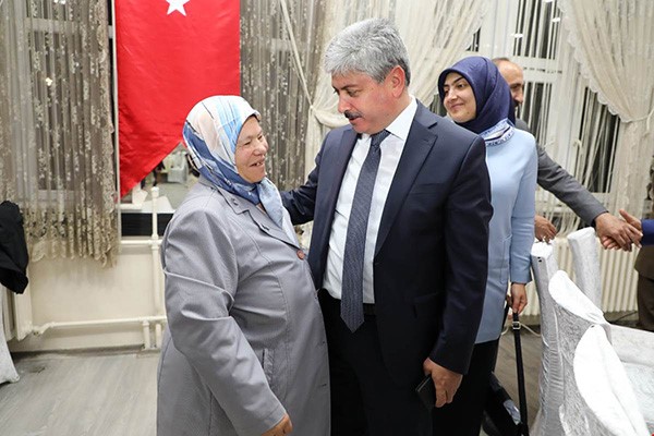 kars-valisi-rahmi-dogan,-sehit-yakinlari-ve-gaziler-ile-iftarda-bir-araya-geldi-(3).jpg