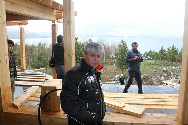 kars-valisi-rahmi-dogan-cildir-golunde-yapimi-devam-eden-kutuk-evi-inceledi!-(1).jpg