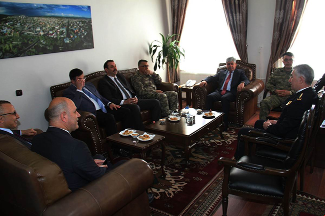 kars-valisi-rahmi-dogan-emniyet-mudurlugunu-ziyaret-etti-(3)-001.jpg