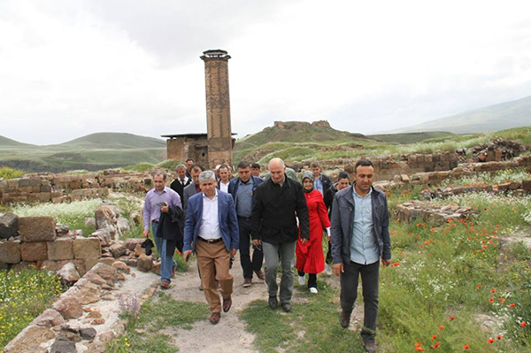 kars-valisi-rahmi-dogan-hakli-cikti!-(2).jpg