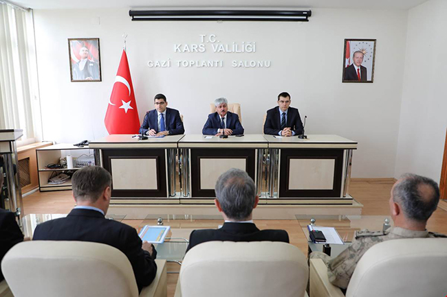 kars-valisi-rahmi-dogan-muhtarlarla-secim-guvenligini-konustu-(1).jpeg