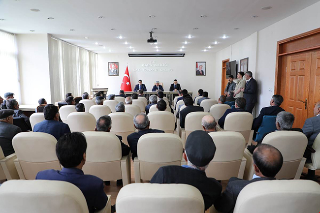 kars-valisi-rahmi-dogan-muhtarlarla-secim-guvenligini-konustu-(2).jpeg