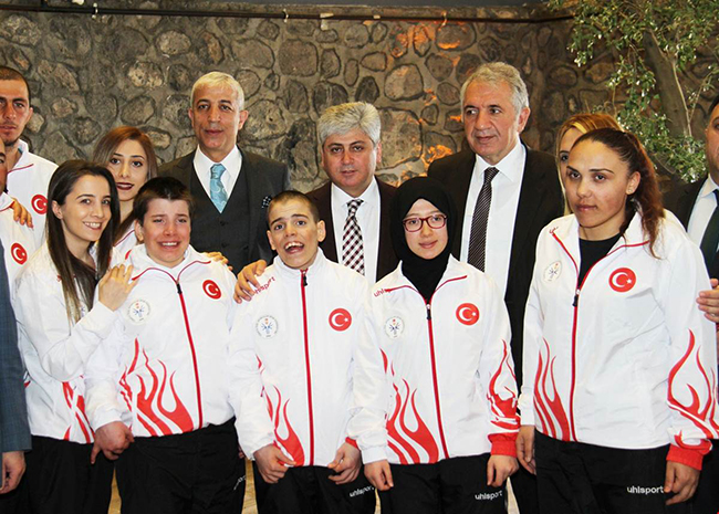 kars-valisi-rahmi-dogan-ozel-sporcularla-bir-araya-geldi-(2).jpg
