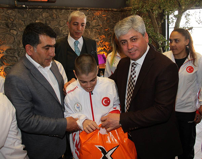kars-valisi-rahmi-dogan-ozel-sporcularla-bir-araya-geldi-(3).jpg