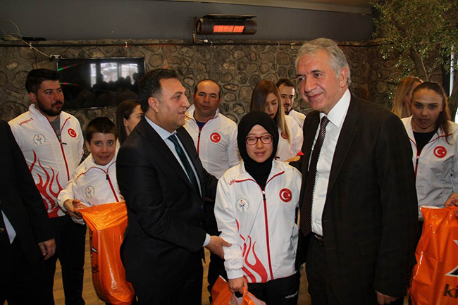 kars-valisi-rahmi-dogan-ozel-sporcularla-bir-araya-geldi-(4).jpg
