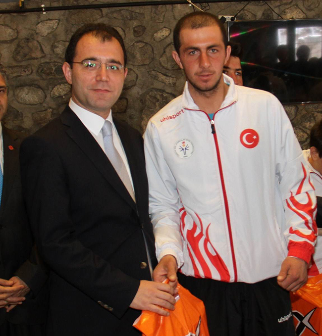 kars-valisi-rahmi-dogan-ozel-sporcularla-bir-araya-geldi-(6).jpg