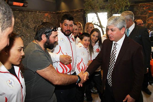 kars-valisi-rahmi-dogan-ozel-sporcularla-bir-araya-geldi-(7).jpg