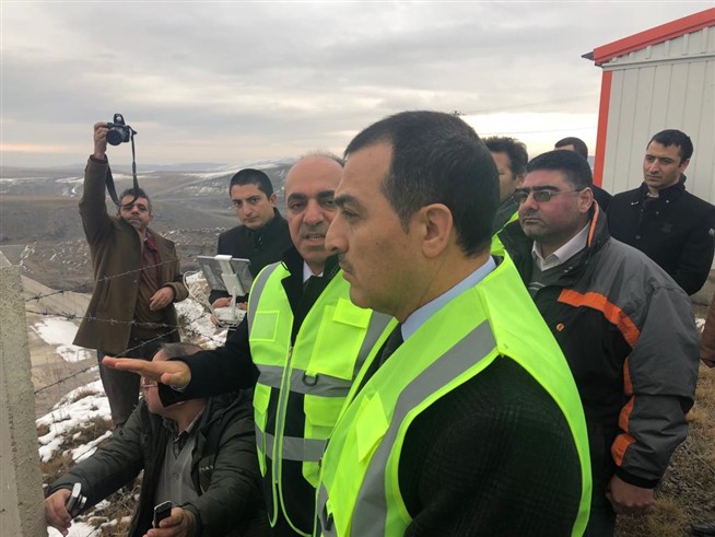 kars-valisi-turker-oksuz,-kars’in-yuz-akini-yerinde-inceledi-(4).jpg