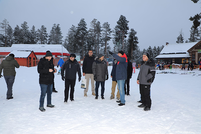 kars-valisi-turker-oksuz,-kayak-merkezini-inceledi-(2).jpg