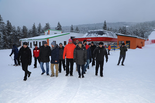 kars-valisi-turker-oksuz,-kayak-merkezini-inceledi-(3).jpg