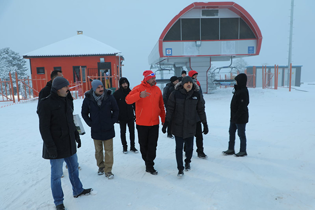 kars-valisi-turker-oksuz,-kayak-merkezini-inceledi-(4).jpg