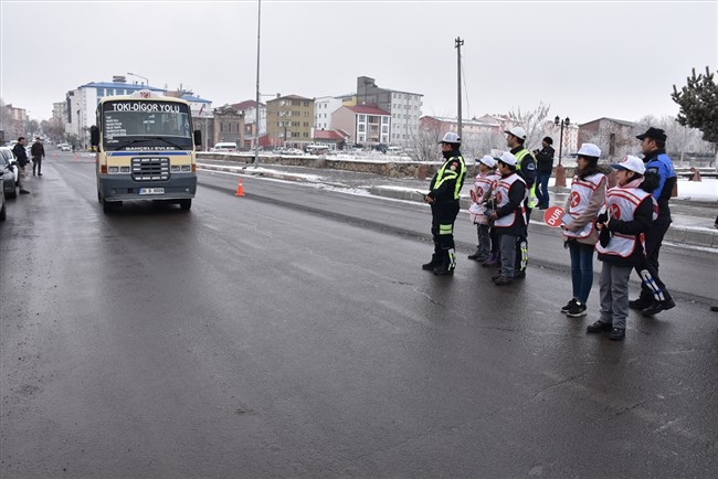 kars-valisi-turker-oksuz-her-yil-bir-ilce-nufusunu-trafik-kazalarinda-kaybediyoruz-(4).jpg