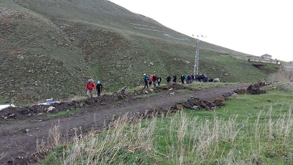 kars-ve-ardahanli-dagcilar-anneler-gunu-icin-15-kilometre-yurudu-(4).jpg