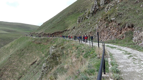 kars-ve-ardahanli-dagcilar-anneler-gunu-icin-15-kilometre-yurudu-(5).jpg