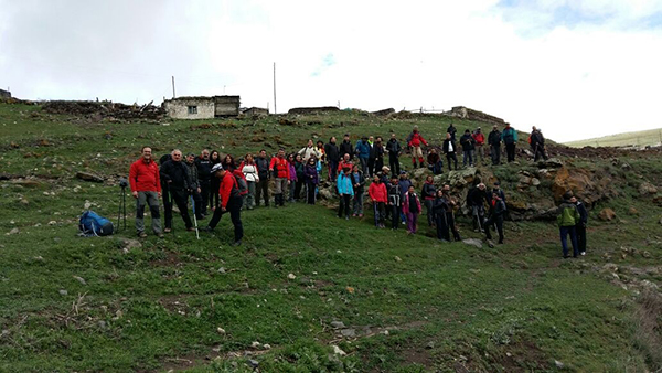 kars-ve-ardahanli-dagcilar-anneler-gunu-icin-15-kilometre-yurudu-(6).jpg