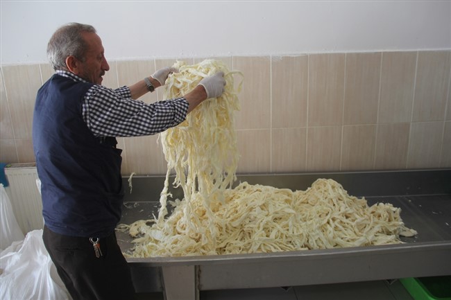 kars-yaylalarinda-cecil-peyniri-hazirligi-(14).jpg