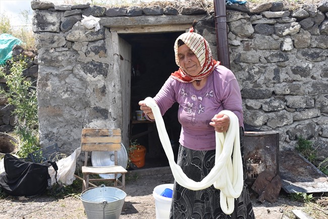 kars-yaylalarinda-cecil-peyniri-hazirligi-(3).jpg