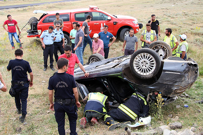 karsa-dugune-gelen-arac-kaza-yapti-1-olu-11-yarali-(2).jpg