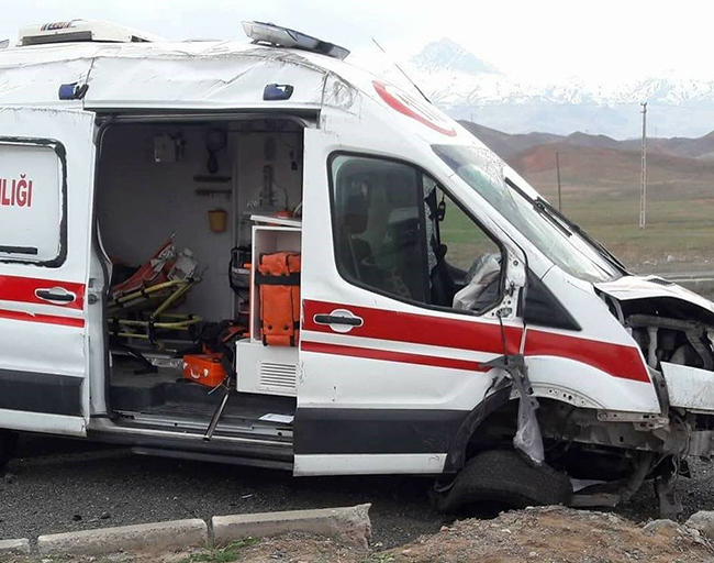karsa-gelen-ambulans-kaza-yapti-2-olu,-6-yarali--(2).jpg