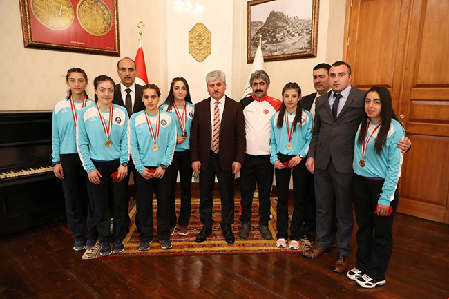 karsli-basarili-sporculardan-vali-dogana-ziyaret-(1).jpeg