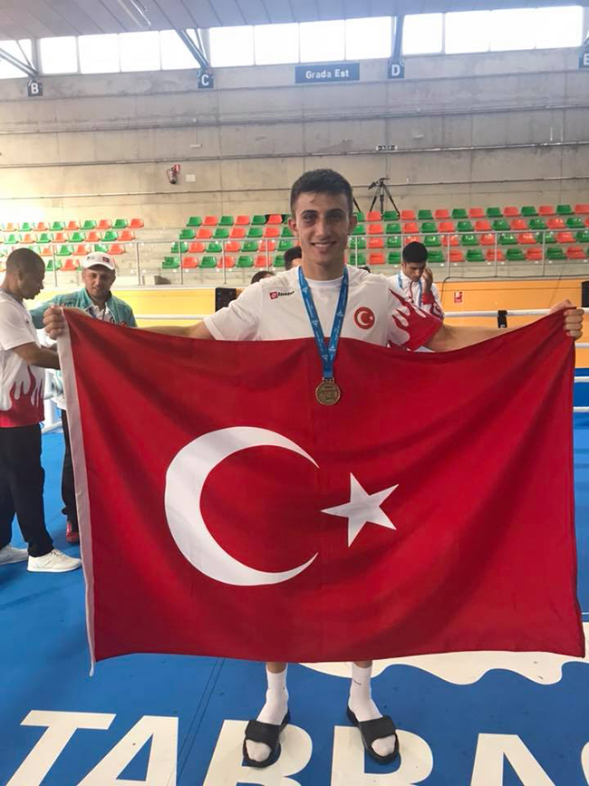 karsli-boksor-tugrulhan-erdemir,-dunya-ve-avrupa-boks-sampiyonu-(3).jpg
