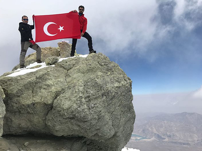 karsli-dagcilar-demavend-dagina-zirve-yapti-(1).jpg