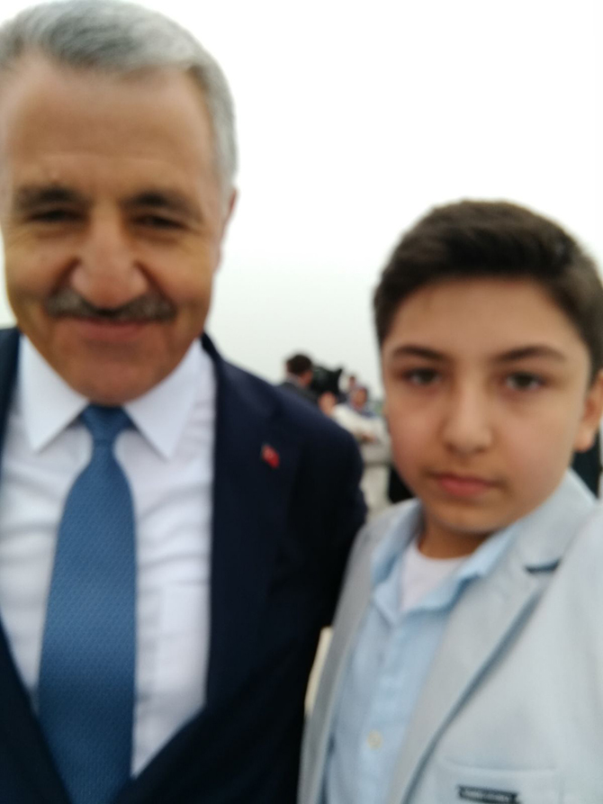 karsli-ogrenci-alican-akyildirim,-udh-bakani-ahmet-arslan-ile-selfie-cekildi.jpg