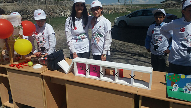 karsli-ogrenciler-bilim-fuarinda!-(3).jpg