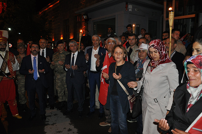 karslilar-15-temmuz-sehitlerine-mehter-marsiyla-yurudu-(9).jpg
