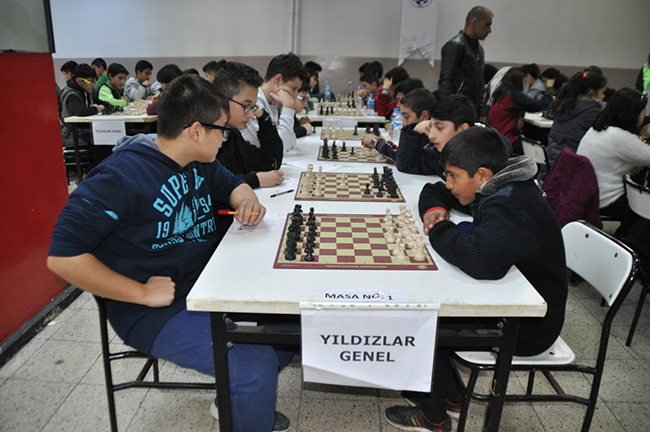 karsta-180-ogrenci,-satranc-turnuvasinda-kiyasiya-yarisiyor-(1).jpg