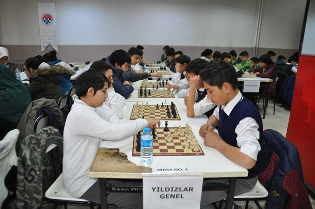 karsta-180-ogrenci,-satranc-turnuvasinda-kiyasiya-yarisiyor-(2).jpg