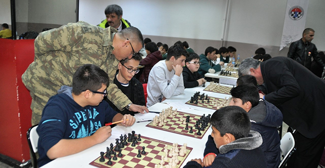karsta-180-ogrenci,-satranc-turnuvasinda-kiyasiya-yarisiyor-(3).jpg