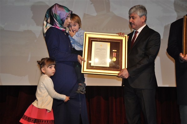 karsta-3-sehit-yakini-ve-1-gaziye-devlet-odunc-madalyasi-verildi-(7).jpg